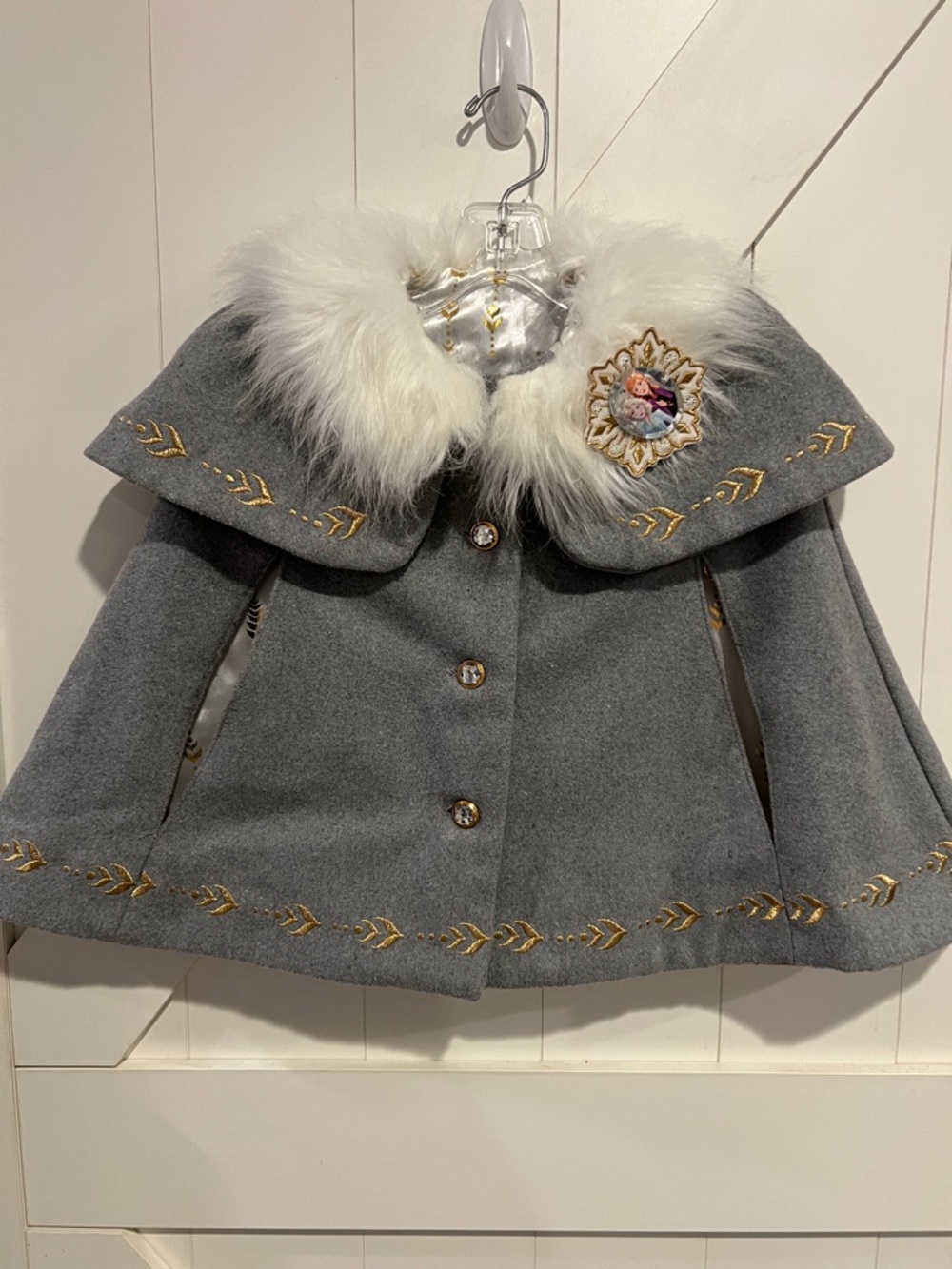 Disney frozeGirls' Grey Cape Coat with White Faux-Fur Collar and Gold Embroidery
